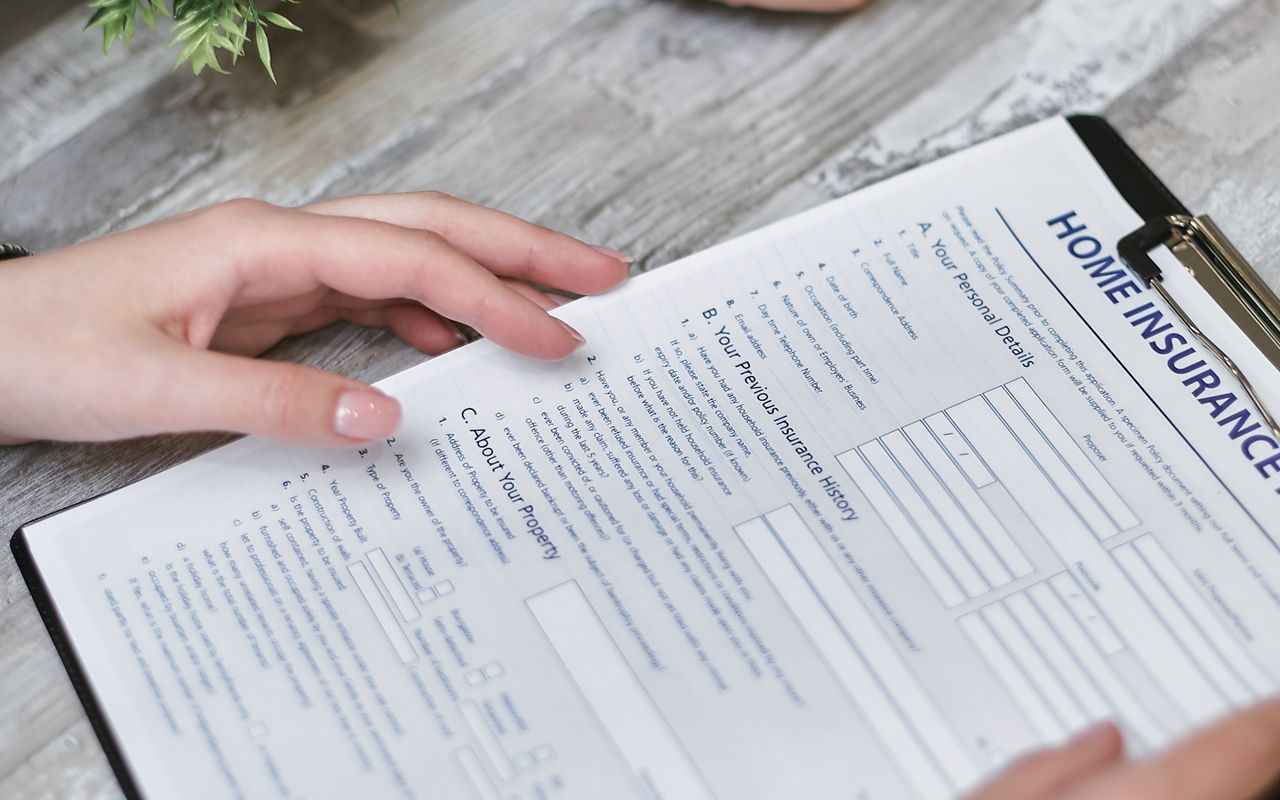 Personne lisant un contrat d'assurance habitation