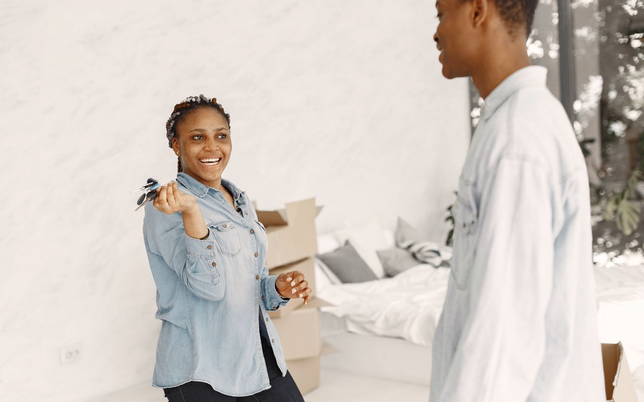 Couple remettant des clés dans un nouvel appartement