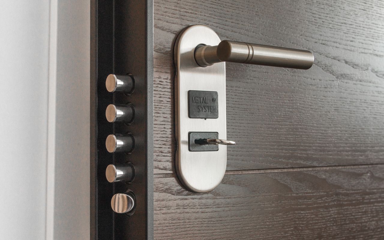 Porte équipée d'une serrure multipoints