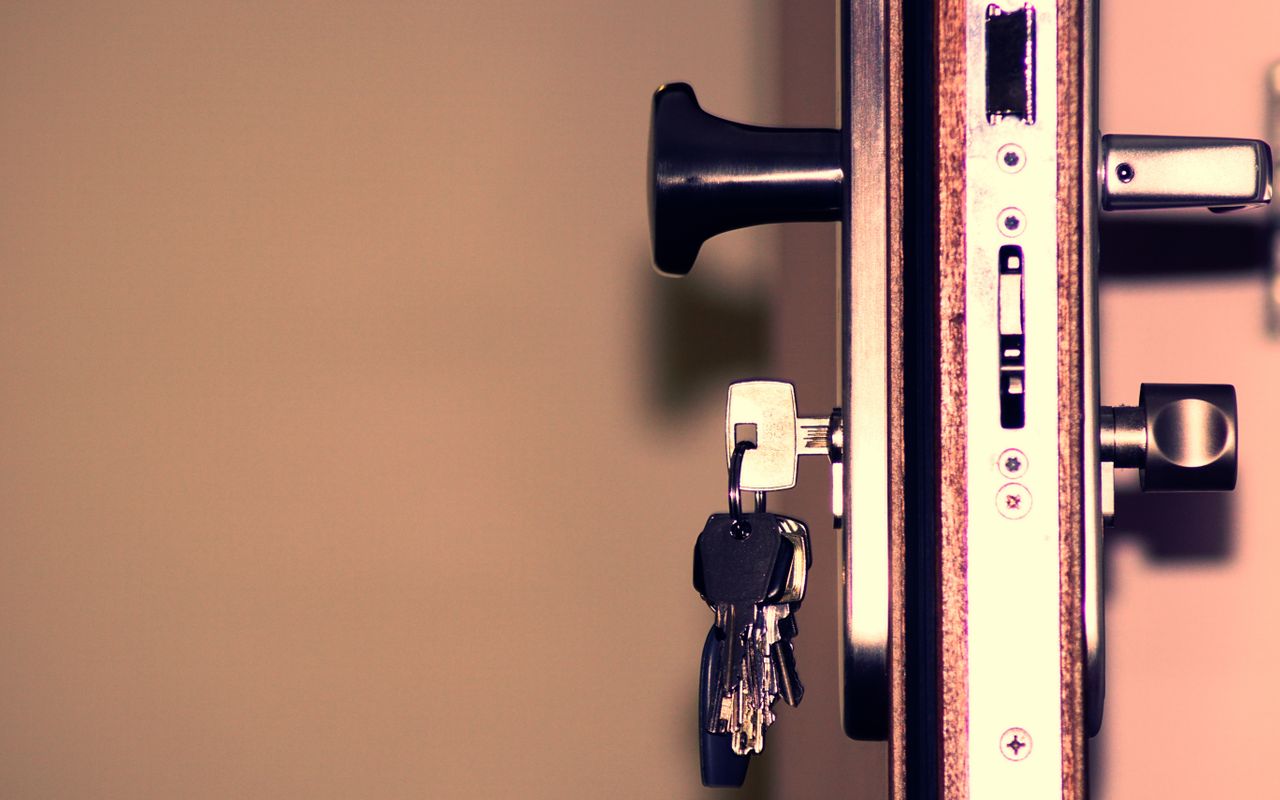 Porte d'entrée avec serrure de sécurité et trousseau de clés