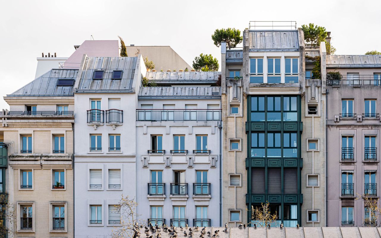 Façade d'immeuble parisien avec balcons