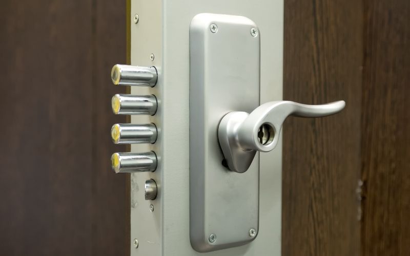 Serrure multipoints sécurisée installée sur une porte d'entrée à Boulogne-Billancourt
